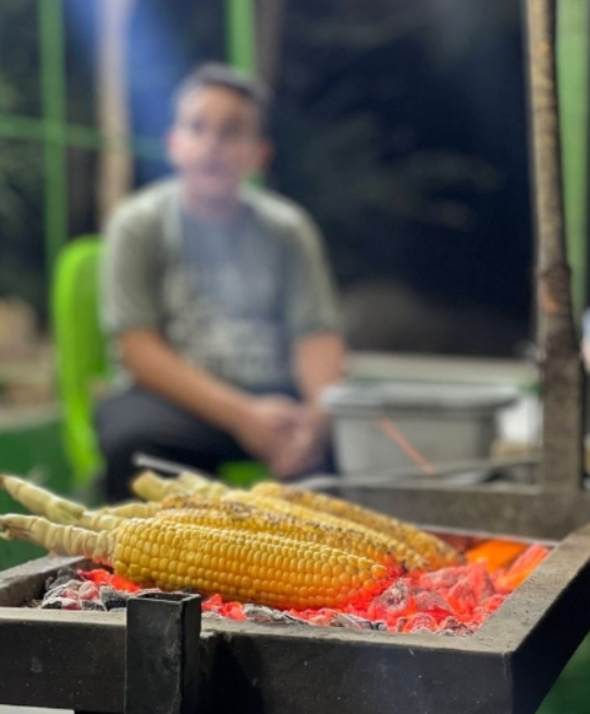 угостили кукурузой