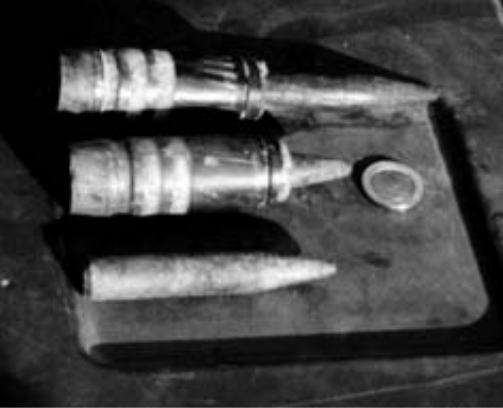 Боеприпасы с ОУ, использовавшиеся в ходе косовского конфликта. Фото: А. Бляйзе/МАГАТЭ