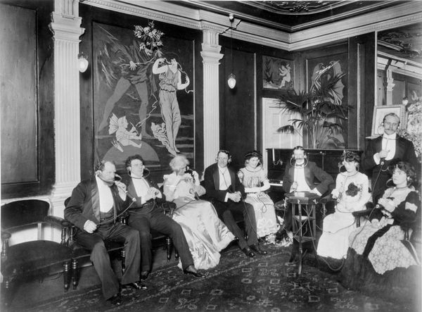 Пользователи электрофонов слушают прямую трансляцию из лондонского театра. Сцена в приемной Electrophone, Pelican House, 36 Gerrard Street, London (1908)