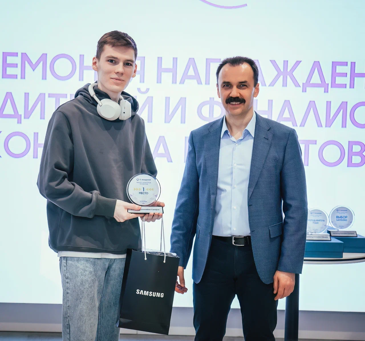 На церемонии награждения призеров конкурса: слева я, справа -- вице-президент Samsung Electronics Сергей Певнев