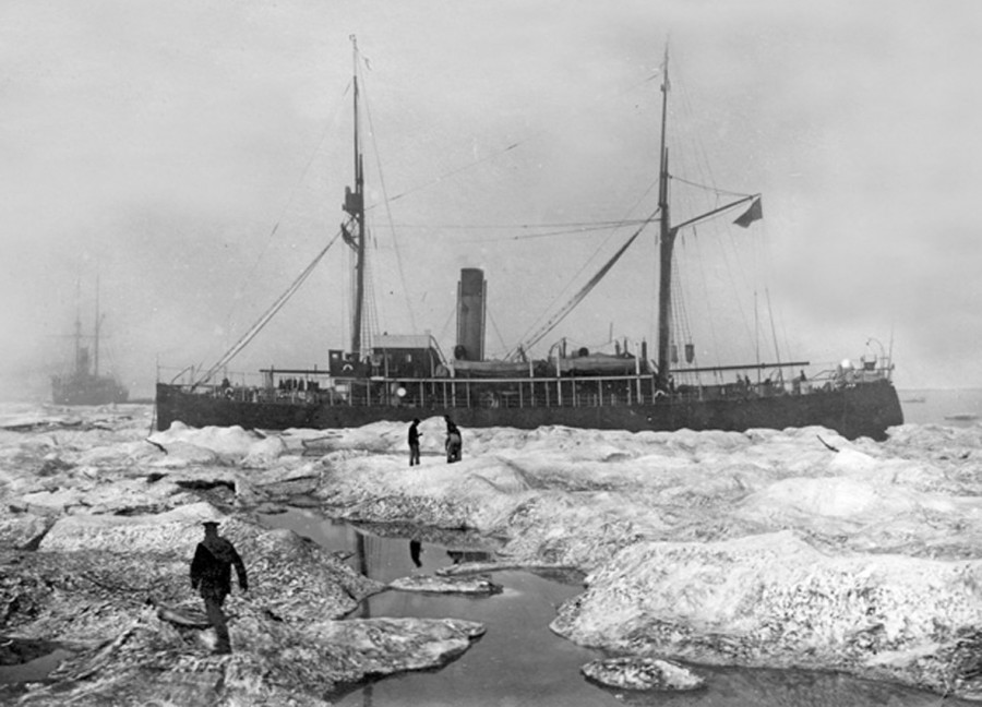 Ледокольные пароходы «Таймыр» и «Вайгач» во время арктической экспедиции