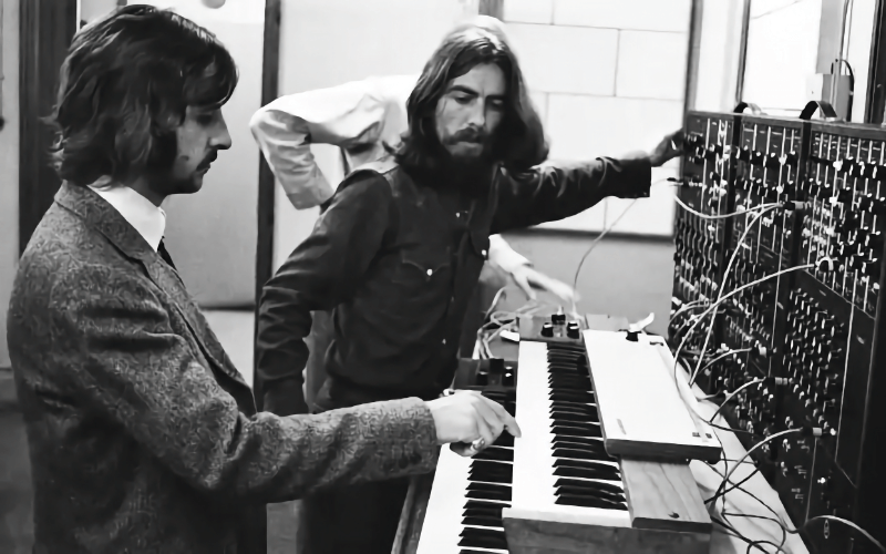 Ринго Старр и Джордж Харрисон экспериментируют со звуком в студии Abbey Road