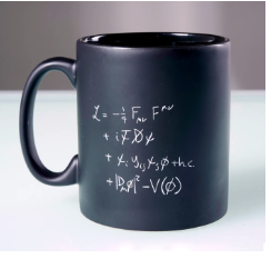 Сувенир из ЦЕРН – института, в котором расположен Большой Адронный Коллайдер. На этой кофейной кружке изображена формула, по которой рассчитывается действие известных квантовых полей, ключевой входной показатель для расчёта интеграла по траекториям.