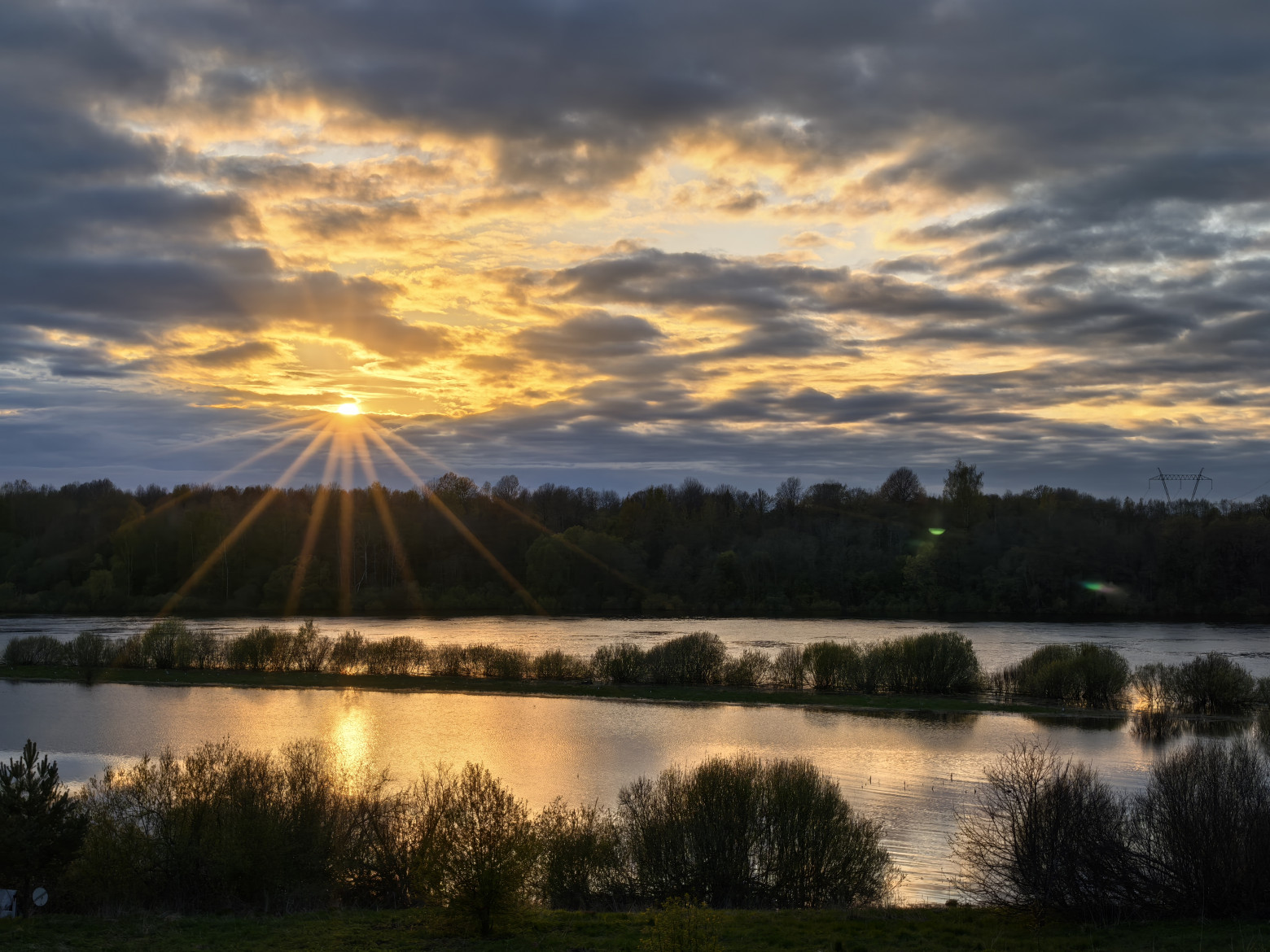 Зум Х2, видна «звёздчатая» структура блика из-за работы многолепестковой диафрагмы в сенсоре 