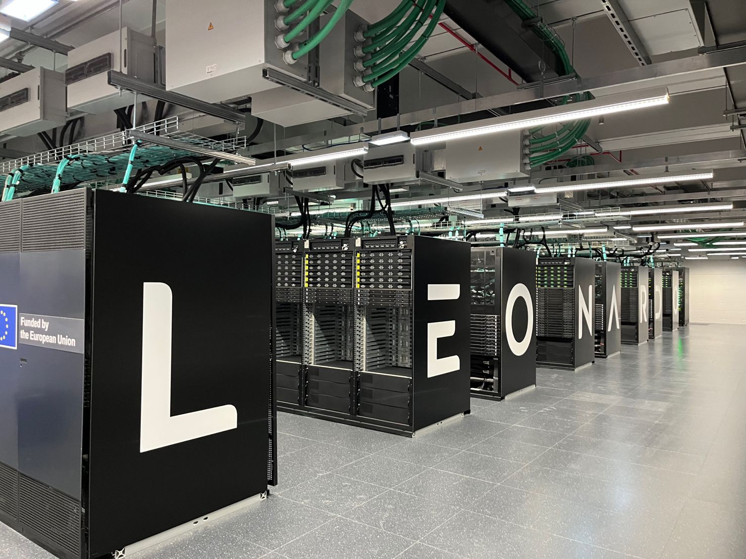 Серверные стойки в дата-центре Leonardo