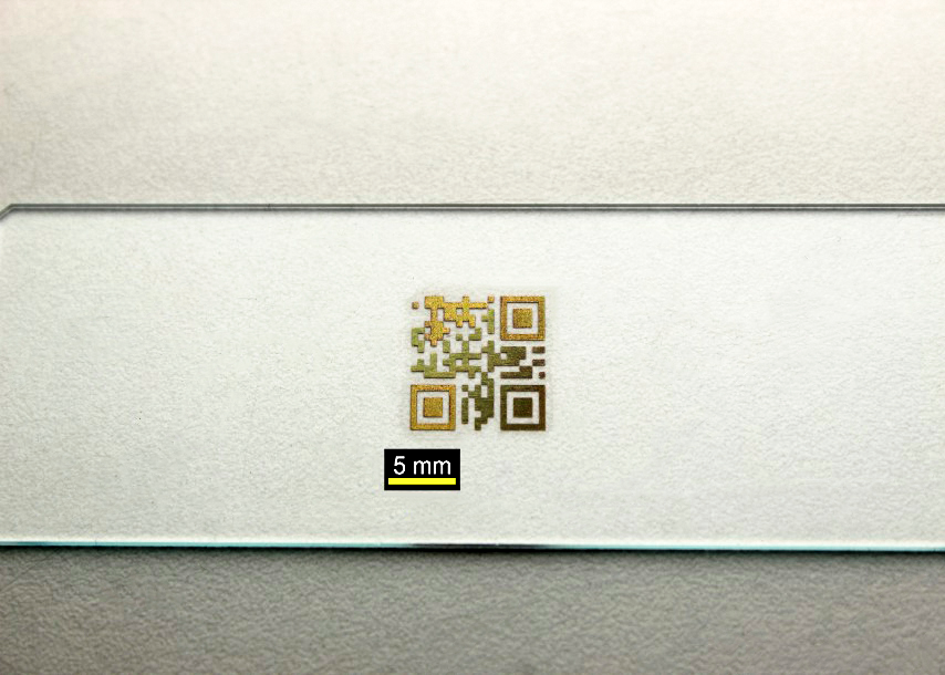 Цветные QR-коды, созданные на стекле с помощью непрямой лазерной маркировки. Фото из личного архива исследователя. Лазерный станок ТурбоМаркер, Лазерный Центр, Россия, ИТМО.