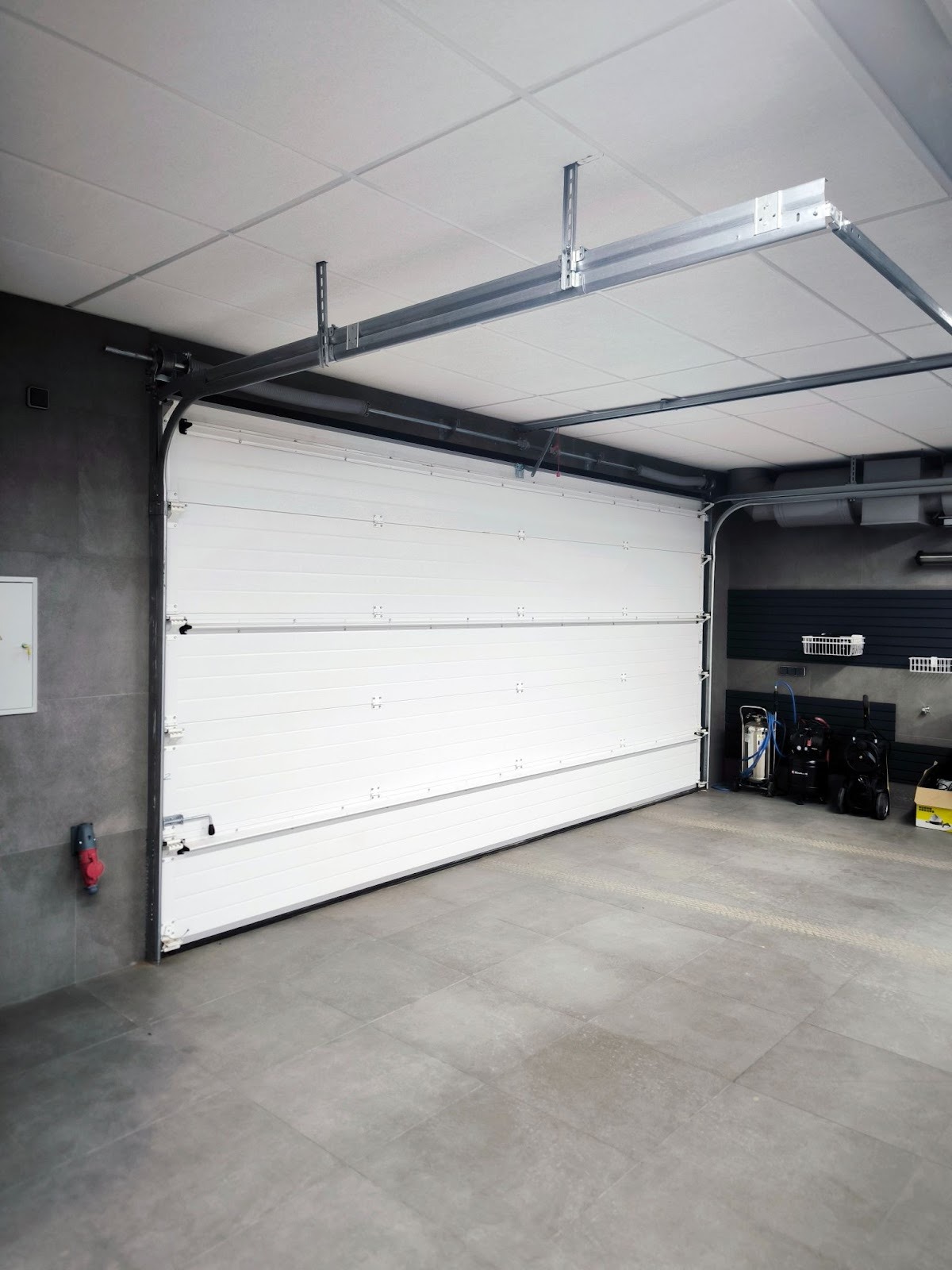 Ворота в гараже