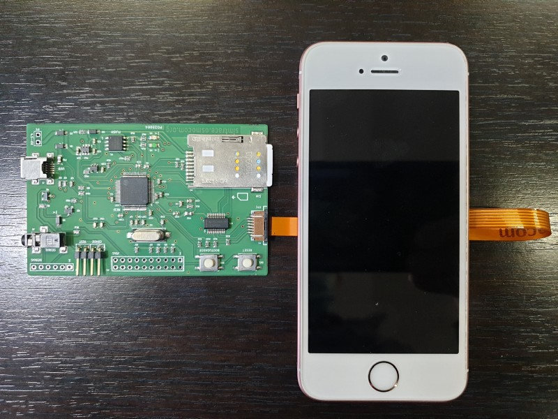 SimTrace2 с установленной СИМ-картой и подключенный к тестовому телефону