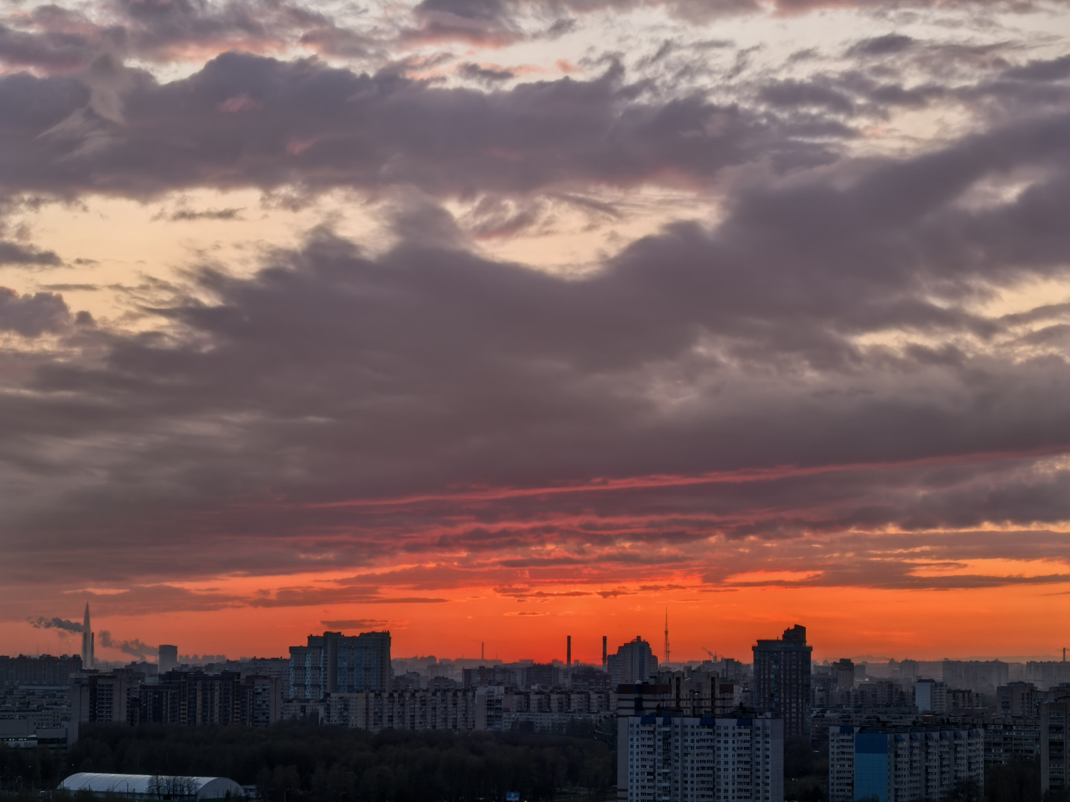 Телевик отлично справляется с закатами и пейзажами, картинка получается с хорошей перспективой и приятными оттенками