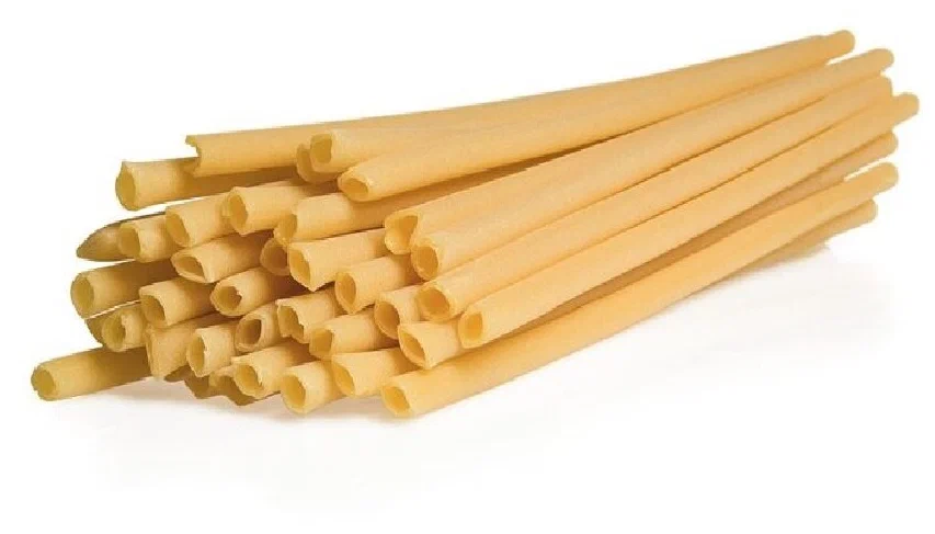 По умолчанию под макаронами в России и СССР с конца XVIII по середину XX века понимали вот такие изделия, которые сейчас встречаются довольно редко. В русской кухне, в отличие от итальянской, их полагалось почти обязательно ломать перед варкой По умолчанию под макаронами в России и СССР с конца XVIII по середину XX века понимали вот такие изделия, которые сейчас встречаются довольно редко. В русской кухне, в отличие от итальянской, их полагалось почти обязательно ломать перед варкой