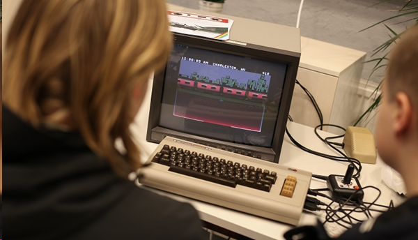 Устройство C64 подключено к монитору