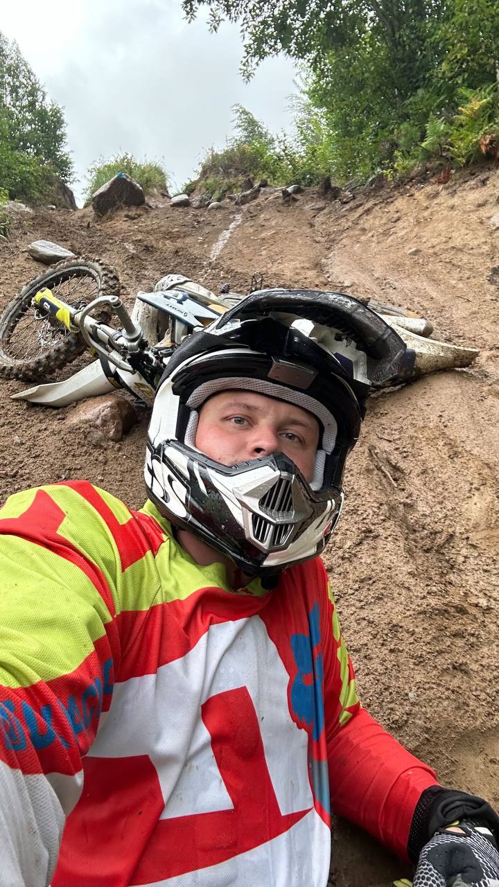 Это я — лежу в грязи, в голове пусто. И знаете что? Это лучшее состояние после рабочей недели.