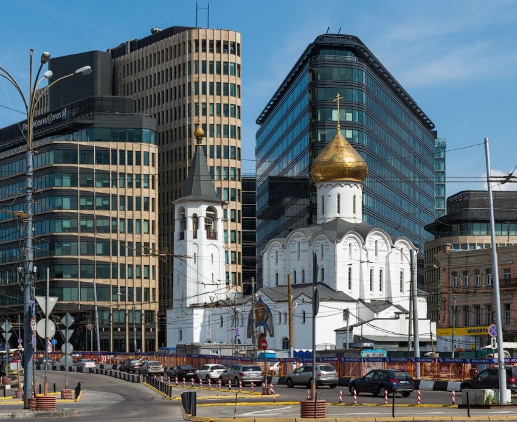 Это «Белая Площадь». Именно здесь обитает существенная часть российских «консультантов-обыкновенных» (не в церкви).