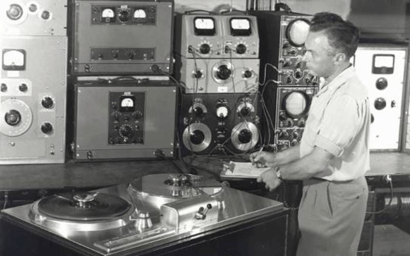 Модель 200 производства компании Ampex, которая стала коммерческих хитом для звукозаписывающих компаний