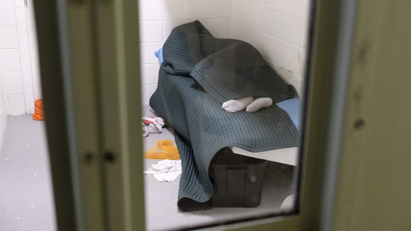 В некоторых тюрьмах США постельное бельё заключённых сделано из специальной нервущейся ткани, чтобы предотвратить попытки самоубийства через повешение.