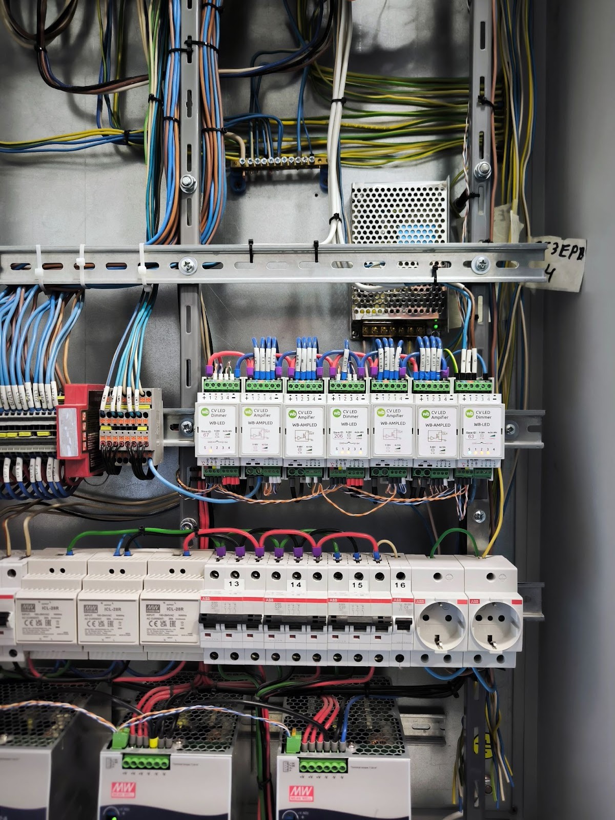 Модули WB-LED и WB-AMPLED в дополнительном щите SPA-комплекса