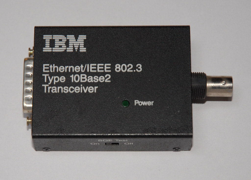 Рис. 30. Трансивер Ethernet стандарта 10Base-2 подключался к «тонкому» коаксиальному кабелю через разъем типа BNC.