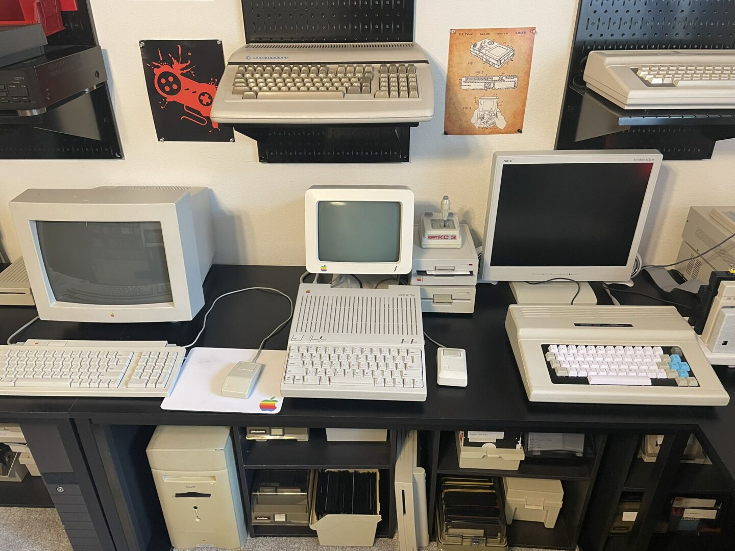 Тут можно поближе разглядеть Apple IIc Plus, редкую версию Apple IIc с 3,5-дюймовыми дисками.
