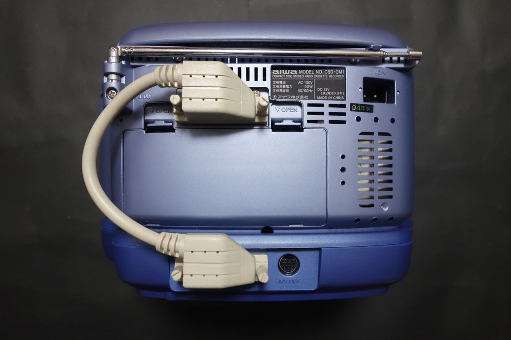 Aiwa СSD-GM1 и подставка-консоль соединялись с помощью кабеля