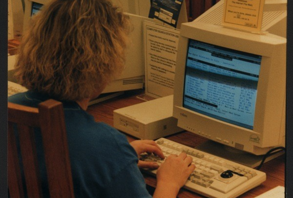 Работа с цифровым каталогом библиотеки Dyna в конце 1990-х // Multnomah County Library Historical Photographs Archive