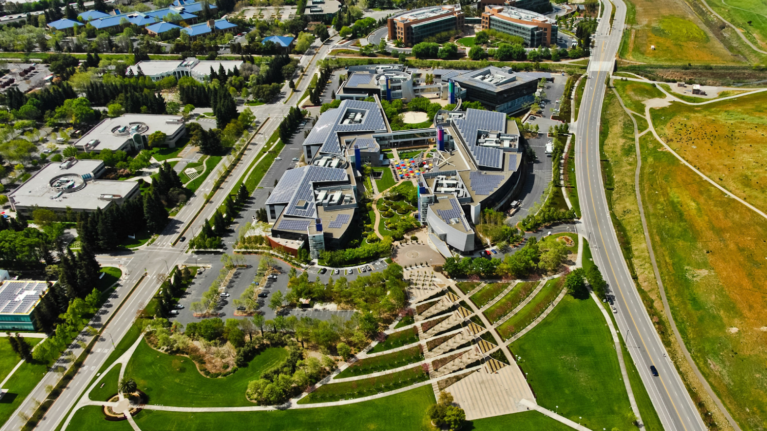 Кампус «Googleplex» в Калифорнии (Источник: https://studios.com/googleplex.html)