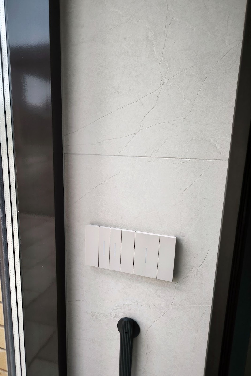 На этих выключателях надо набрать комбинацию, чтобы войти из SPA-зоны в бильярдную и гараж