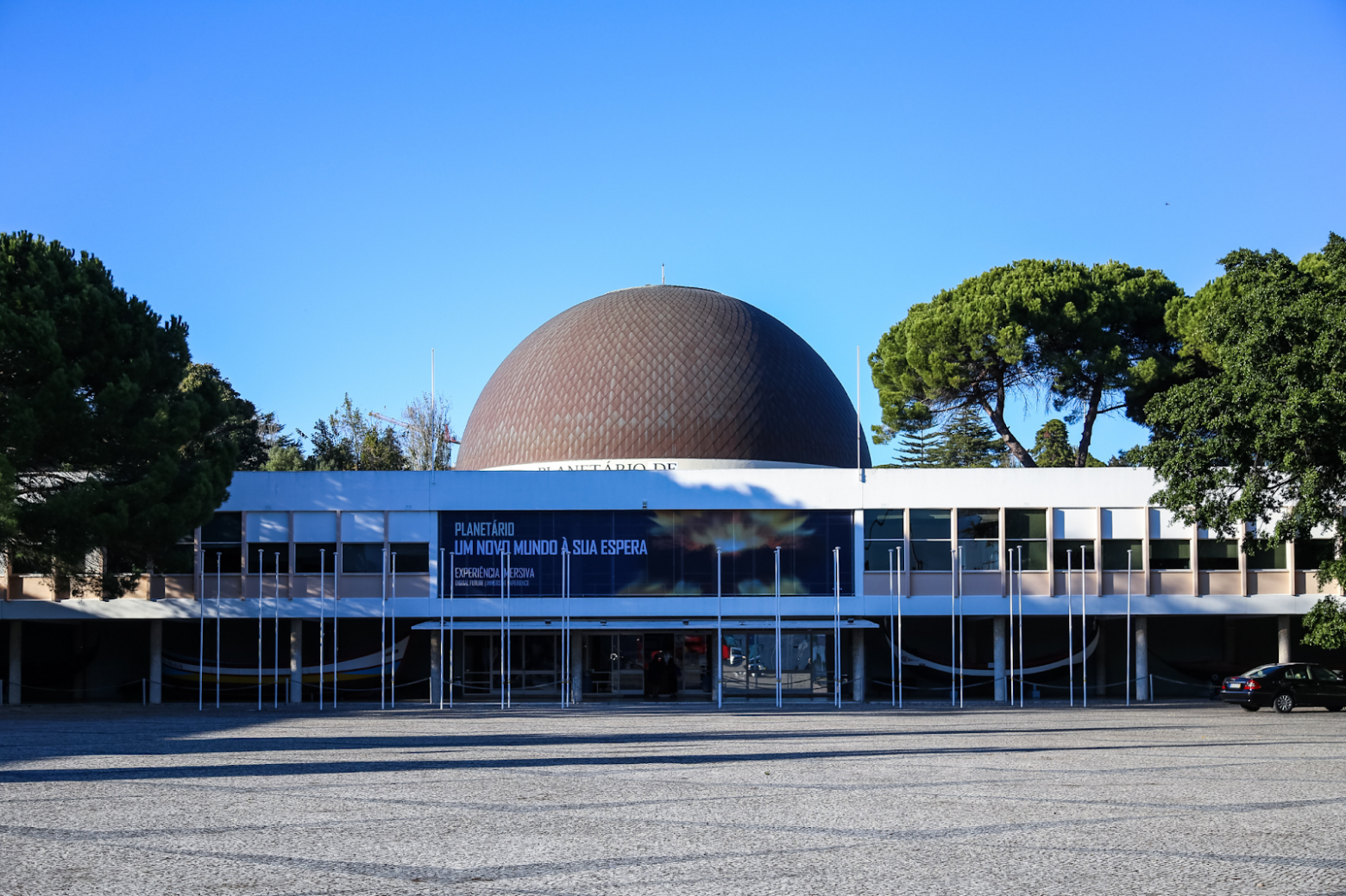 Второй крупнейший планетарий в Европе находится в Лиссабоне... ну вы поняли, его тоже финансировал Фонд Гюльбенкяна