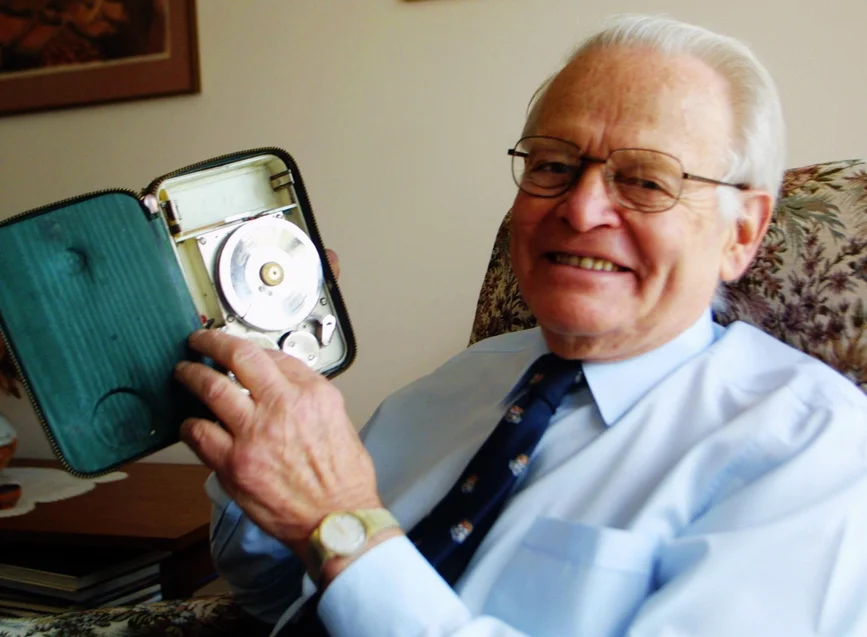 Дэвид Уоррен держит в руках минифон спустя 50 лет после своего изобретения