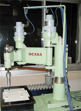 Один из первых прототипов робота SCARA.