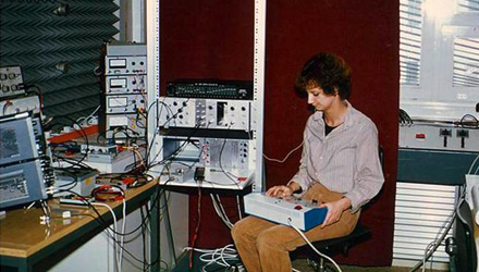 Пациентка c первым экспериментальным четырехканальным имплантатом и портативным речевым процессором MED-EL , Технический университет Вены, 1979 г.