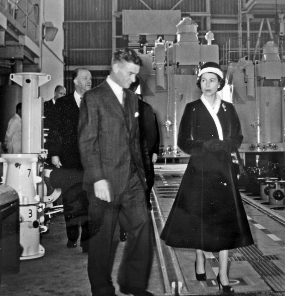 Елизавета II на открытии первой АЭС Великобритании - Колдер Холл (двойного назначения)