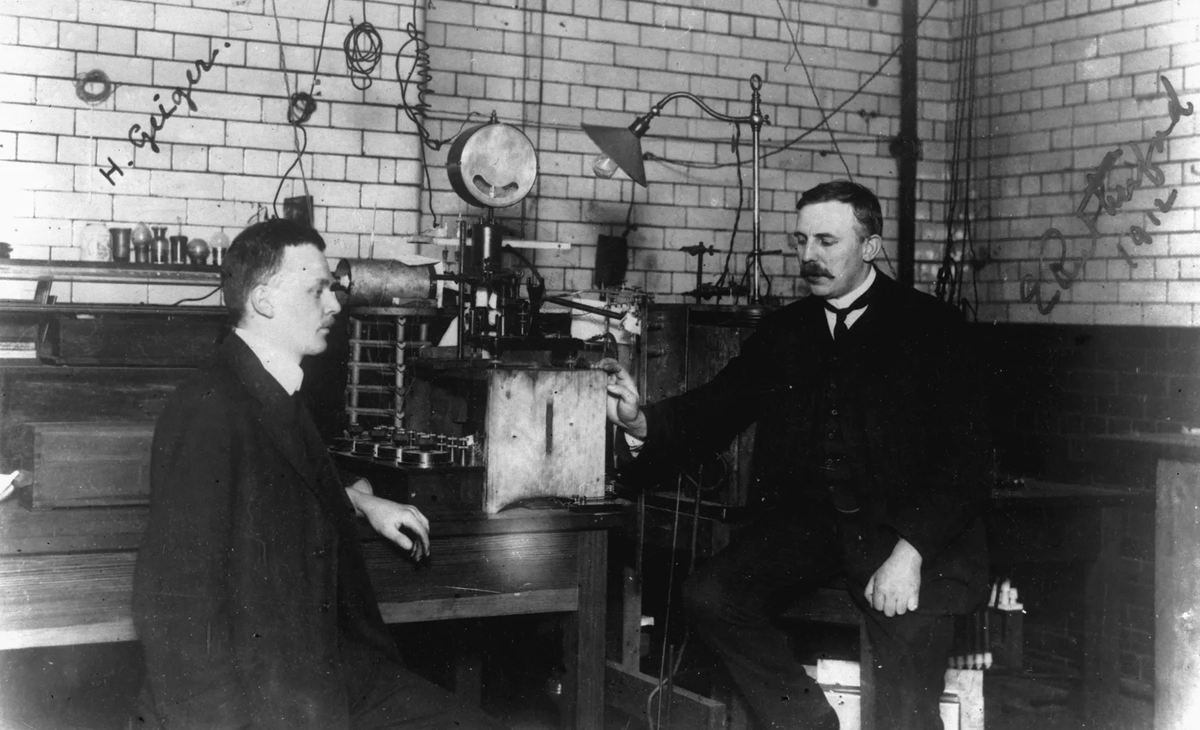 Ханс Гейгер (слева) работал вместе с Эрнестом Резерфордом (справа) с 1907 по 1913 г.