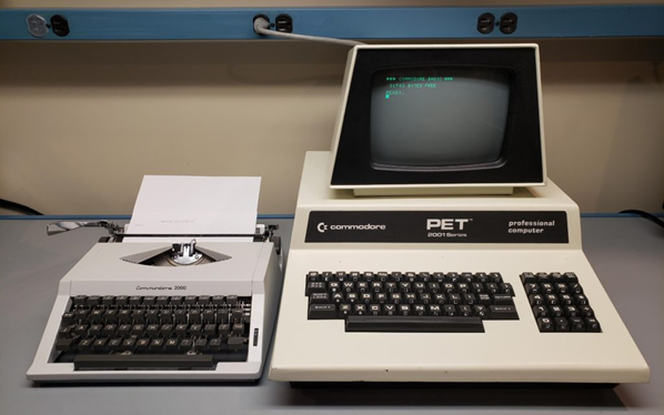 Пишущая машинка Commodore 2000 вместе с ПК Commodore PET 2001 с обновленной клавиатурой