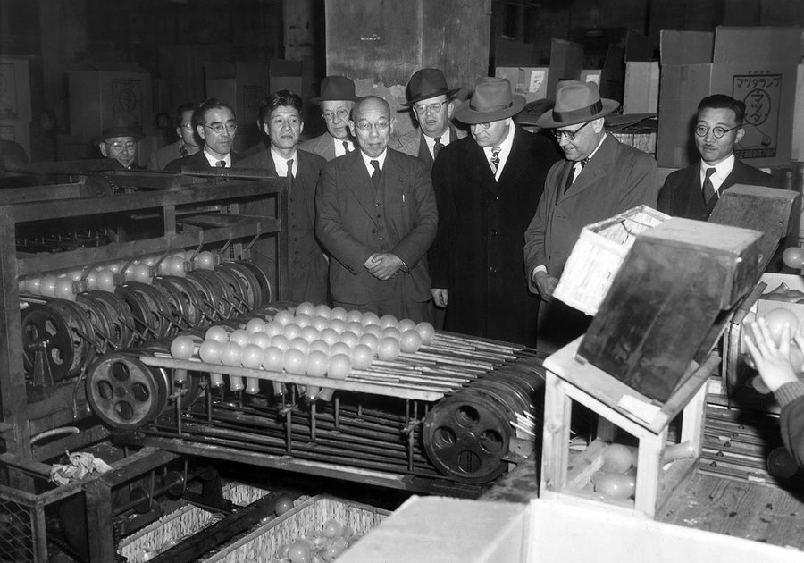 Американские специалисты на предприятии Tokyo Shibaura Electric, 1951 год.