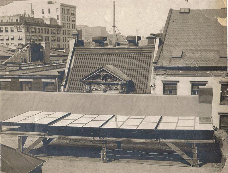 Солнечная панель на крыше дома, начало XX века