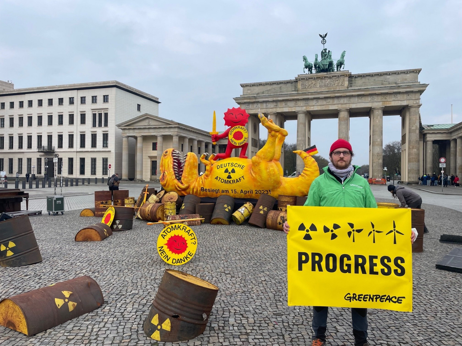 Отказ от атомной энергетики в Германии. Инсталляция и мероприятие Greenpeace 15 апреля в центре Берлина, посвященное закрытию немецкийх АЭС.