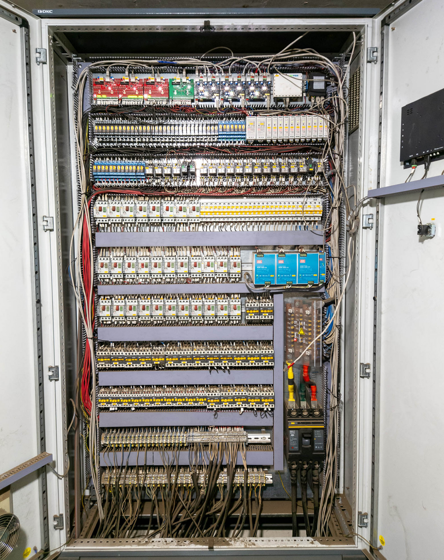 Этот шкаф эксплуатируется уже 4 года. Был смонтирован и обслуживается силами заказчика.