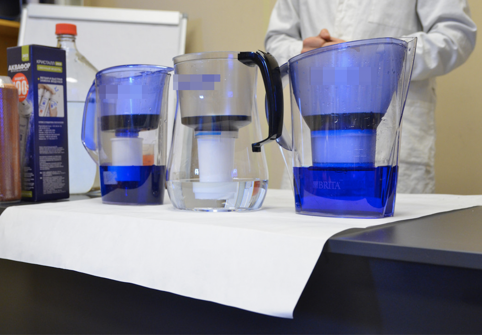 Сравнение фильтров для воды. Бытовой фильтр для воды. Фильтр для воды кувшин. Фильтрование воды. Эксперимент с фильтром для воды.