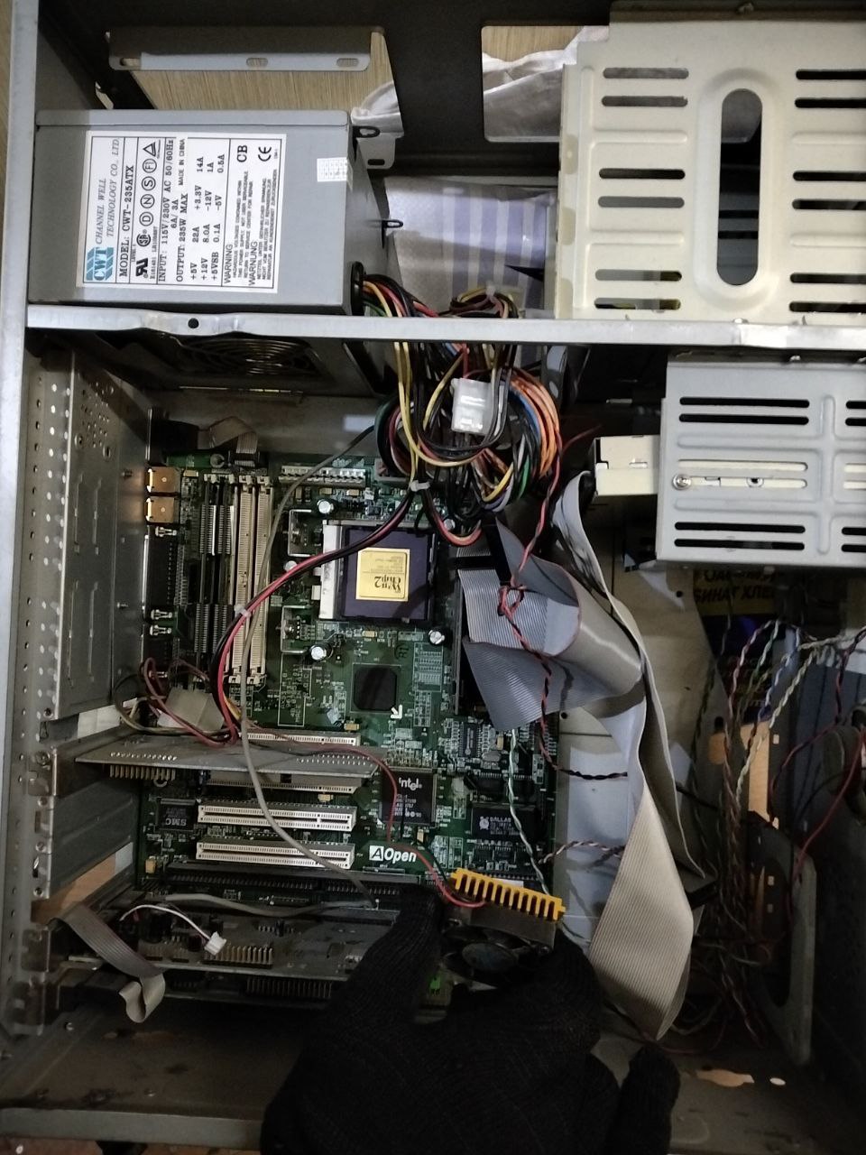 Внутреннее устройство раннего ATX корпуса