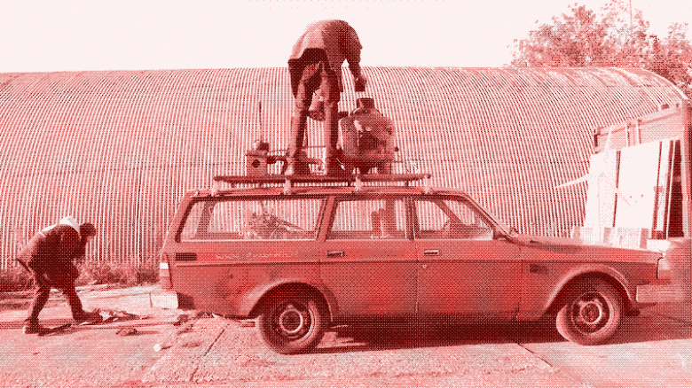 Гейс Шалкс добавляет пластиковые отходы в перерабатывающую установку на крыше. Гейс Шалкс добавляет пластиковые отходы в перерабатывающую установку на крыше.