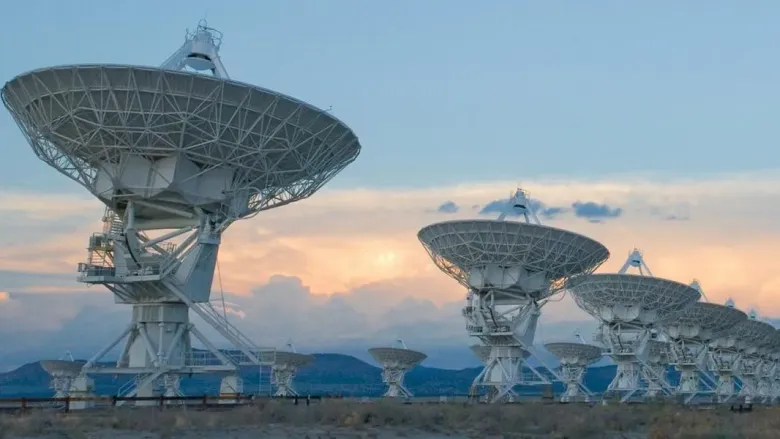 На этом снимке Очень Большой Массив (Very Large Array) на юго-западе США. Массивы таких радиотарелок крайне важны в измерении множества свойств нашей Вселенной, включая поиск потенциальных внеземных сигналов, созданных разумным видом. Массивы телескопов, не только в радиодиапазоне, но и в инфракрасном, и в оптическом, могут достигать намного лучшего разрешения по сравнению с любым одноантенным вариантом, но только если различные тарелки могут быть правильно синхронизированы с использованием методов VLBI (радиоинтерферометрии со сверхдлинной базой). Источник: Alex Savello/NRAO
