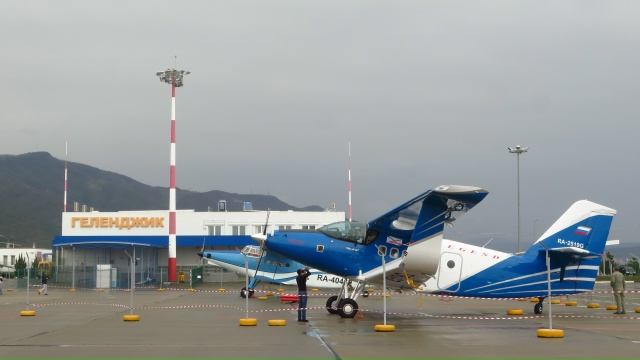 Раз уж мы про Ан-2 вспомнили: в 10-х гг. СибНИА наплодил кучу вариантов его модернизации, в том числе и биплан с нижним крылом, замкнутым на верхнее. Но это уже совсем другая история… Раз уж мы про Ан-2 вспомнили: в 10-х гг. СибНИА наплодил кучу вариантов его модернизации, в том числе и биплан с нижним крылом, замкнутым на верхнее. Но это уже совсем другая история…