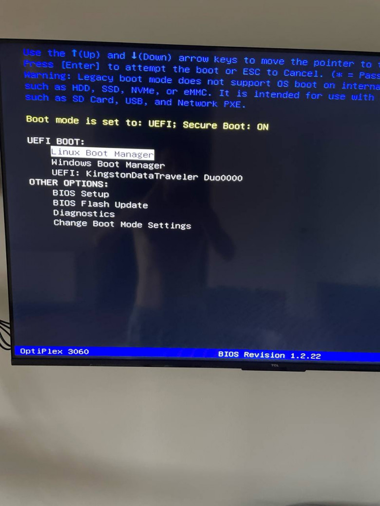 Меню UEFI на Dell: загрузочная Kingston уже видна, Secure Boot ещё включён. Кадр сделан до описанного изменения настройки.