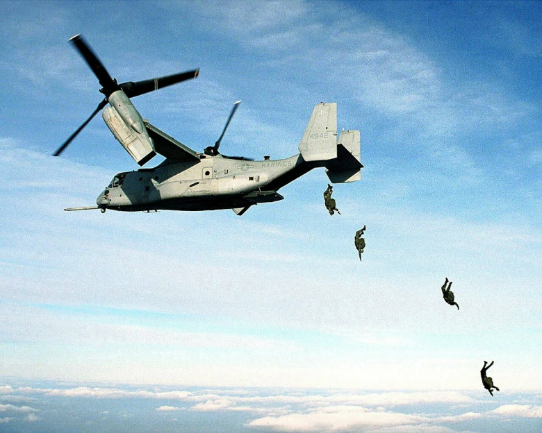 V-22 десантирует «паратруперов» прямо с переходного режима