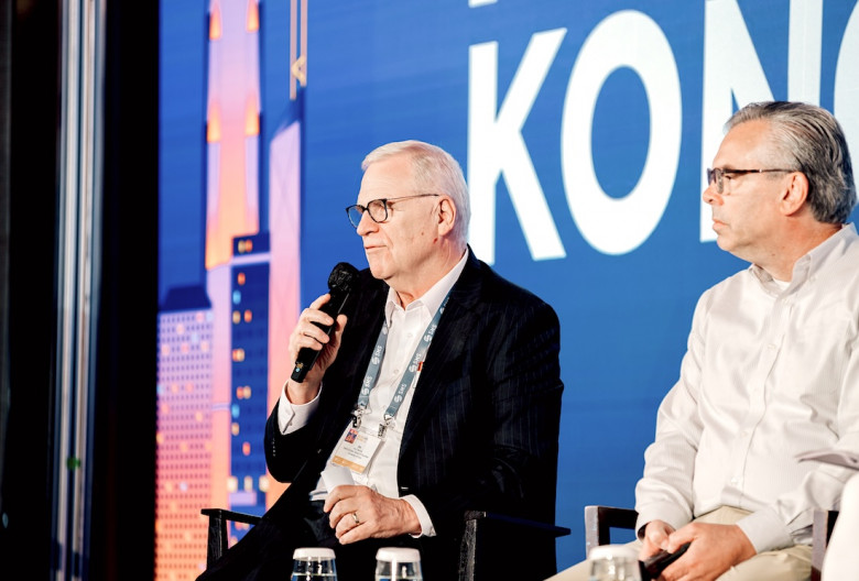 Джей Барни (слева) и Питер Клейн (справа). Из фотостока «SMS Hong Kong 2026»