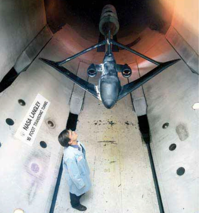 Модель ЕХ в 16-футовой трубе на хвостовой державке, 1993 г. Модель ЕХ в 16-футовой трубе на хвостовой державке, 1993 г.