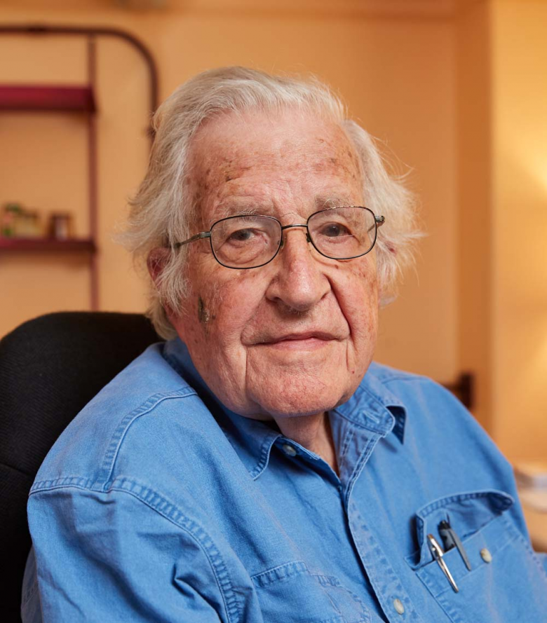 Сейчас Ноаму Хомскому 97 лет, и он не унывает. В 2024 году мир облетела фейковая новость о его кончине, после чего пенсионер смог насладиться редкой привилегией — чтением собственных некрологов и статей-панегириков