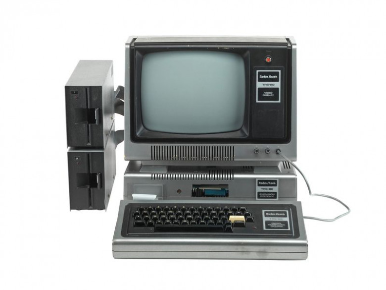 Год выпуска персонального компьютера. Персональный компьютер TRS-80. TRS-80 model i. Tandy TRS-80. Tandy TRS-80 (1977).