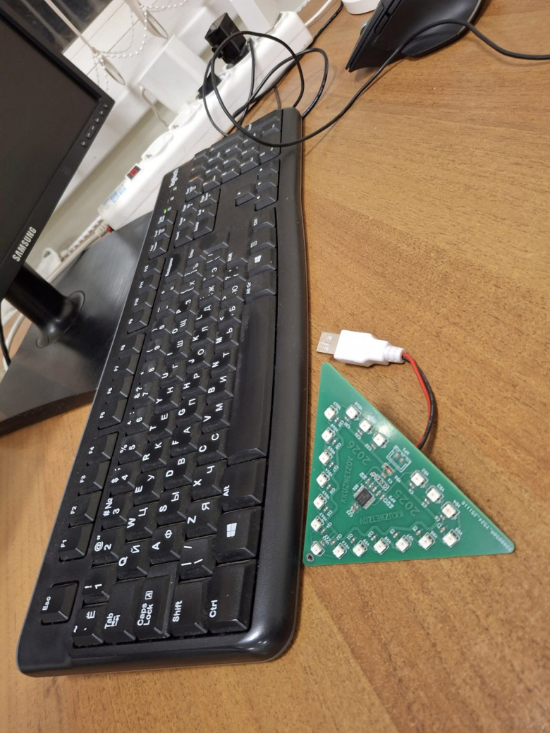 Рис. 8. Новогодняя игрушка с кабелем.