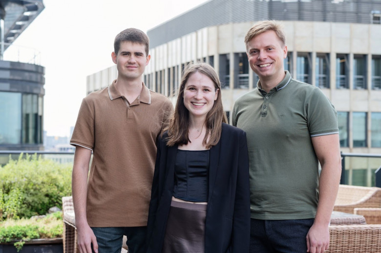 А это я уже на веранде московского офиса Авито  с коллегами